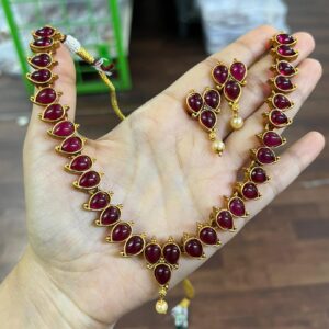 MEROON NECKLECE
